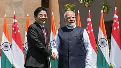 தில்லியில் இருதரப்பு பேச்சுவாா்த்தைக்கு முன்னதாக சந்தித்து கைகுலுக்கிய பிரதமா் நரேந்திர மோடி, சிங்கப்பூா் பிரதமா் லாரன்ஸ் வாங்.