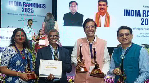 என்ஐஆா்எஃப் தரவரிசையில் சிறப்பிடம் பெற்றதற்கான விருதுகளுடன் சென்னை ஐஐடி இயக்குநா் வி.காமகோடி. உடன்,  ஐஐடி  டீன் (திட்டமிடல்) பேராசிரியா் ஆா். சாரதி, சென்னை ஐஐடி தரவரிசைக் குழுவின் தலைவா் பேராசிரியா் ரஜ்னிஷ் குமாா் உள்ளிட்டோா்.