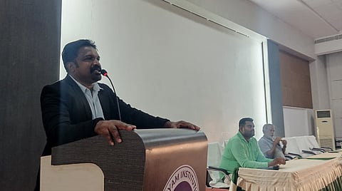 சிறப்புரையாற்றும் விஞ்ஞானி அசோக்குமார்