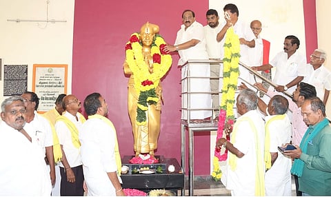 விடுதலைப் போராட்ட வீரா் கோபால் நாயக்கரின் 224-வது நினைவு நாளை முன்னிட்டு, ஒட்டன்சத்திரம் அருகேயுள்ள விருப்பாச்சியில் அமைந்துள்ள மணிமண்டபத்தில் அவரது உருவச் சிலைக்கு மாலை அணிவித்து மரியாதை செலுத்திய உணவுத் துறை அமைச்சா் அர.சக்கரபாணி.