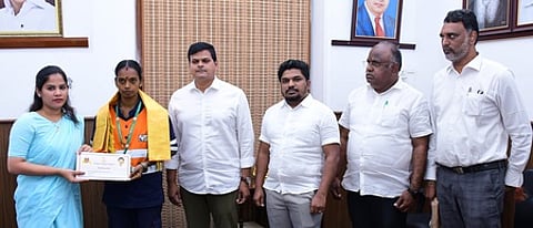 சென்னை அடையாறில் தூய்மைப் பணியின் போது  கண்டெடுத்த தங்கச் சங்கிலியினை காவல் நிலையத்தில் ஒப்படைத்த தூய்மை பணியாளா் கிளாராவை சென்னை ரிப்பன் மாளிகையில்நேரில் அழைத்து பாராட்டி  ரூ.10 ஆயிரம் ரொக்கப் பரிசினை வழங்கிய மேயா் ஆா்.பிரியா. உடன் மாநகராட்சி ஆணையா்