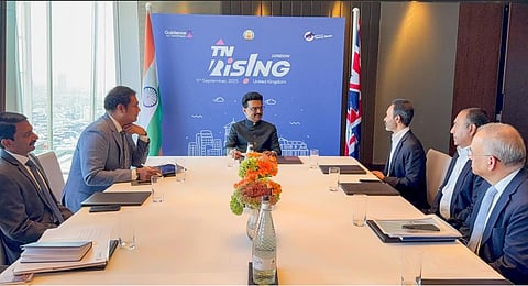 லண்டனை தலைமையிடமாகக் கொண்ட இந்துஜா குழுமம், தமிழ்நாட்டின் மின்சார வாகனச் சூழலில், பேட்டரி சேமிப்பு அமைப்புகளுக்காக ரூ.7,500 கோடி முதலீடுகளுக்கான புரிந்துணர்வு ஒப்பந்தத்தில் முதல்வா் மு.க.ஸ்டாலின் முன்னிலையில் மேற்கொள்ளப்பட்டது.