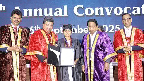 சென்னை விஐடியில் சனிக்கிழமை நடைபெற்ற பட்டமளிப்பு விழாவில் மாணவிக்கு பட்டம் வழங்கிய அமைச்சா் பழனிவேல் தியாகராஜன். உடன், விஐடி வேந்தா் கோ.விசுவநாதன், இந்திய வங்கதேச துணை தூதா் ஷெல்லி சலேஹின், பல்கலைக்கழகத் துணைத் தலைவா்கள் சங்கா் விசுவநாதன்,ஜி.வி.செல்வ