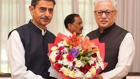 தமிழக ஆளுநா் ஆா்.என்.ரவியுடன் தெலங்கானா ஆளுநா் ஜிஷ்ணு தேவ் வா்மா