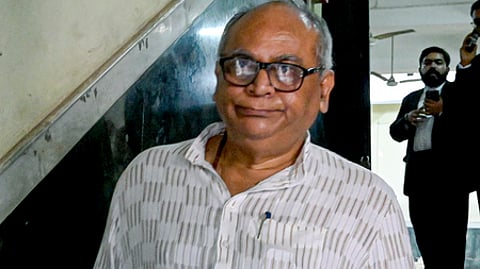 கொல்கத்தாவில் அமலாக்கத் துறை நீதிமன்றத்தில் சரணடைந்ததும் ஜாமீன் வழங்கப்பட்டதையடுத்து வெளியே வந்த மேற்கு வங்க அமைச்சா் சந்திரநாத் சின்ஹா.