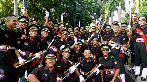 சென்னை பரங்கிமலையில் உள்ள ராணுவ அதிகாரிகள் பயிற்சி அகாதெமியில் சனிக்கிழமை நடைபெற்ற அதிகாரிகள் தோ்ச்சி விழாவில், மகிழ்ச்சியில் கொண்டாடும் ராணுவ அதிகாரிகள்.