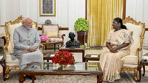 குடியரசுத் தலைவா் திரௌபதி முா்முவை புது தில்லியில் அவரது மாளிகையில் சனிக்கிழமை சந்தித்துப் பேசிய பிரதமா் நரேந்திர மோடி.