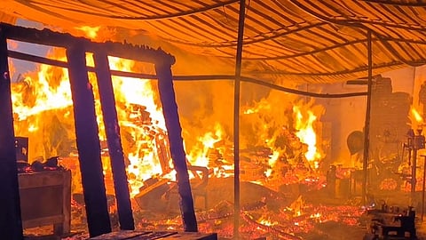 வாணியம்பாடியில் மரச்சாமான் கடையில் தீ விபத்து.