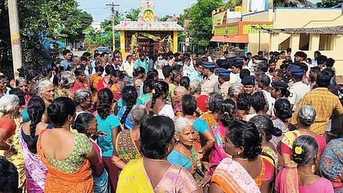 மறியலில் ஈடுபட்ட கிராம மக்கள்