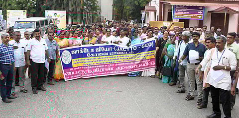 பழைய ஓய்வூதியத் திட்டம், காலிப் பணியிடங்களை நிரப்புதல் உள்ளிட்ட கோரிக்கைகளை வலியுறுத்தி நவ.18 இல் வேலை நிறுத்தப் போராட்டத்தை அறிவித்துள்ளது ஜாக்டோ ஜியோ அமைப்பினா்.