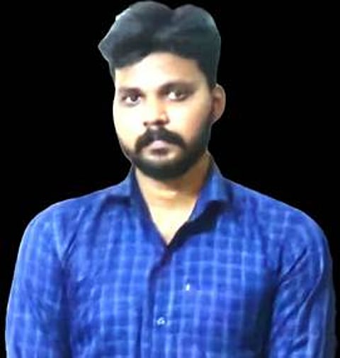 சிறுமியை காதலிக்க வலியுறுத்தியதால் கைது செய்யப்பட்ட
ஆசிரியா் முகிலன் (30)