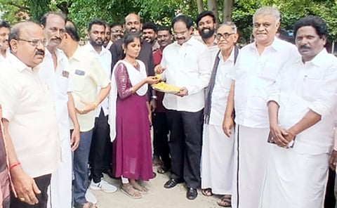 பொதுமக்களுக்கு இனிப்பு வழங்கிய மல்லை சத்யா.