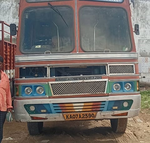 போலீஸாரால் பறிமுதல் செய்யப்பட்ட லாரி .