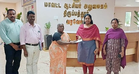 பயனாளிக்கு நிவாரண உதவியை வழங்கிய ஆட்சியா் க.சிவசௌந்திரவல்லி.