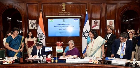 ஒப்பந்தத்தில் கையொப்பமிட்ட மத்திய நிதியமைச்சா் நிா்மலா சிதாராமனும், இஸ்ரேல் நிதித் துறை இணையமைச்சா் பெஸலெல் ஸ்மெட்ரிச்சும்