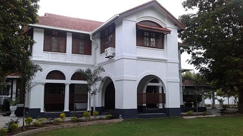 கொழும்பில் முன்னாள் அதிபா் மஹிந்த ராஜபட்சவுக்கு வழங்கப்பட்டுள்ள அரசினா் மாளிகை.