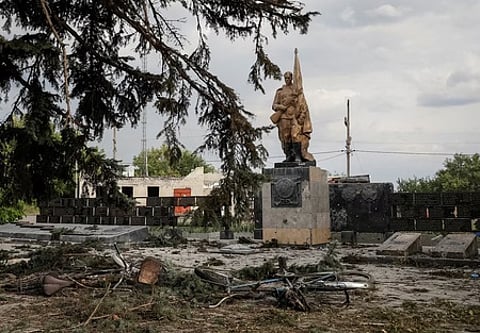 ரஷியாவின் வான்வழித் தாக்குதலில் சேதமடைந்த ஓய்வூதிய விநியோக மையம்.