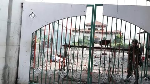 நேபாள நாடாளுமன்ற வாயில்.