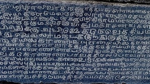 இனுங்கூா் காசிவிஸ்வநாதா் கோயில் கருவறை முன் மண்டபத்தில் காணப்படும் 17-ஆம் நூற்றாண்டு கல்வெட்டு.