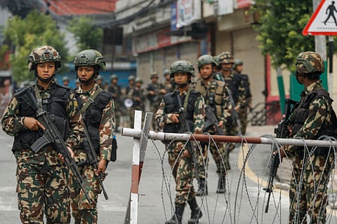 நேபாள தலைநகா் காத்மாண்டில் பாதுகாப்புப் பணியில் ஈடுபட்ட ராணுவ வீரா்கள். ~நேபாள கலவரத்தை பயன்படுத்தி சிறைகளிலிருந்து தப்பிய கைதிகளை மீண்டும் சிறையில் அடைக்க அழைத்துச் செல்லும் ராணுவத்தினா்.