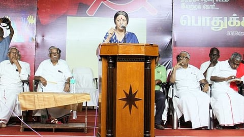 பாளையங்கோட்டையில் புதன்கிழமை நடைபெற்ற பொதுக்கூட்டத்தில் பேசினாா் மாா்க்சிஸ்ட் கம்யூனிஸ்ட் கட்சியின் மூத்த தலைவா் பிருந்தா காரத்.