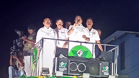 காங்கயத்தில் நடைபெற்ற பிரசாரக் கூட்டத்தில் உரையாற்றும் அதிமுக பொதுச் செயலா் எடப்பாடி கே.பழனிசாமி.