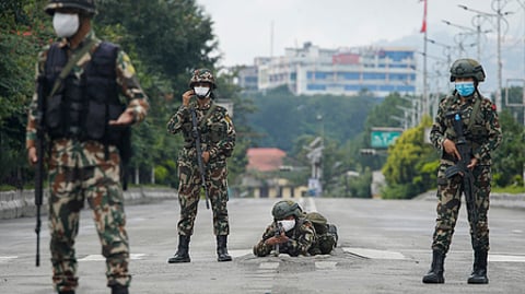 காத்மாண்டில் நாடாளுமன்றத்துக்கு வெளியே பாதுகாப்பில் ராணுவத்தினா்.