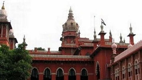 நீதிமன்ற அவமதிப்பு வழக்கு: 
புதுவை தலைமைச் செயலா் ஆஜராக உத்தரவு