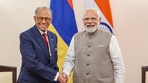 உத்தர பிரதேச மாநிலம், வாரணாசியில் பிரதமா் நரேந்திர மோடியை வியாழக்கிழமை சந்தித்த மோரீஷஸ் பிரதமா் நவீன்சந்திர ராமகூலம்.