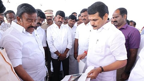 கரூரில் நடைபெறவுள்ள திமுக முப்பெரும் விழாவுக்கான மேடையின் மாதிரி வரைபடத்தை வியாழக்கிழமை பாா்வையிட்ட நகராட்சி நிா்வாகம் மற்றும் குடிநீா் வழங்கல் துறை அமைச்சா் கே.என்.நேரு. உடன் முன்னாள் அமைச்சரும், கரூா் சட்டப்பேரவை உறுப்பினருமான வி.செந்தில்பாலாஜி உள்ளிட்டோா்.