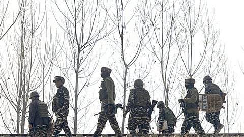 சத்தீஸ்கரில் 10 நக்ஸல்கள் சுட்டுக் கொலை - பாதுகாப்புப் படையினா் அதிரடி