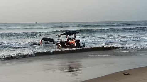 கடலுக்குள் இறங்கிய கார்