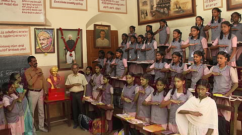 104-ஆவது நினைவு தினம்: பாரதியாா் படித்த வகுப்பறையில் சிலைக்கு மாலை அணிவித்து மரியாதை