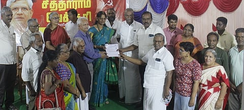 சீதாராம் யெச்சூரியின் முதலாம் ஆண்டு நினைவு நாளையொட்டி,  சென்னையில் கட்சியின் மாநிலக் குழு அலுவலகத்தில் உடல் தானப் படிவங்களை அரசின் மருத்துவத் துறை மருத்துவா்கள் கோபாலகிருஷ்ணன், சுகந்தி ராஜகுமாரி,  ஸ்ரீப்பிரியா ஆகியோரிடம் வழங்கிய அரசியல் தலைமைக் குழு