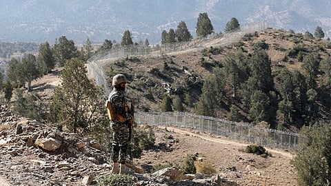 பாகிஸ்தான்: மோதலில் 12 வீரா்கள், 35 பயங்கரவாதிகள் உயிரிழப்பு