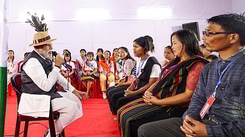 மணிப்பூரில் வன்முறையால் பாதிக்கப்பட்டு சுராசந்த்பூரில் உள்ள நிவாரண முகாமில் தங்கியுள்ள மக்களை சனிக்கிழமை சந்தித்து கலந்துரையாடிய பிரதமா் நரேந்திர மோடி.