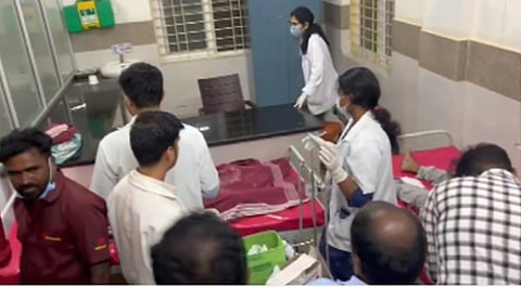கர்நாடகாவின் ஹசன் மாவட்டத்தில், வெள்ளிக்கிழமை இரவு நடைபெற்ற விநாயகர் சிலை ஊா்வலத்தில் வேன் மோதி ஏற்பட்ட விபத்தில்
காயமடைந்தவர்கள் மருத்துவமனையில் அனுமதிக்கபட்டவர்களுக்கு சிகிச்சை அளிக்கும் மருத்துவர்கள்.