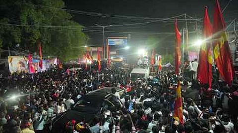 அரியலூா் அண்ணா சிலை அருகே சனிக்கிழமை இரவு தவெக தலைவா் விஜய் பிரசாரத்தை காணவந்த மக்கள் கூட்டத்தின் ஒரு பகுதி.