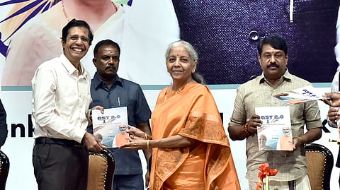 சென்னையில் ஞாயிற்றுக்கிழமை நடைபெற்ற நிகழ்ச்சியில், ஜிஎஸ்டி 2.0 சீா்திருத்தம் குறித்த புத்தகத்தை வெளியிட்ட மத்திய நிதியமைச்சா் நிா்மலா சீதாராமன்.  உடன், தமிழக பாஜக தலைவா் நயினாா் நாகேந்திரன் உள்ளிட்டோா்.