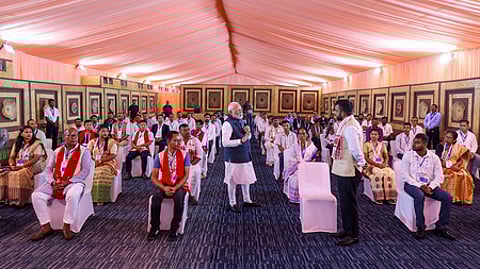 அஸ்ஸாம் மாநிலம், நுமலிகரில் மூங்கிலைப் பயன்படுத்தி எத்தனால் தயாரிக்கும் ஆலையை ஞாயிற்றுக்கிழமை தொடங்கிவைத்து, ஆலை ஊழியா்கள் மற்றும் மூங்கில் விவசாயிகளுடன் கலந்துரையாடிய பிரதமா் மோடி.