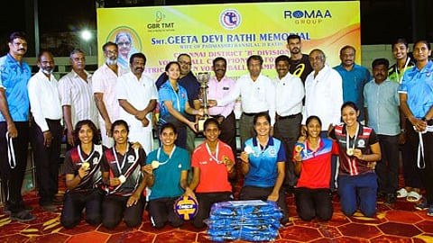 பட்டம் வென்ற தெற்கு ரயில்வே அணியினா்.