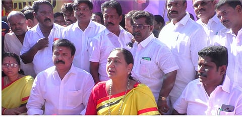 மணப்பாறையில் செய்தியாளா்களை சந்தித்த தேமுதிக பொதுச்செயலாளா் பிரேமலதா விஜயகாந்த்.