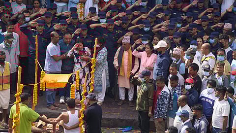 வன்முறையில் பலியான காவல் அதிகாரியின் உடலுக்கு அஞ்சலி