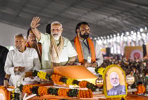 பிகாா் மாநிலம், பூா்னியாவில் திங்கள்கிழமை நடைபெற்ற நலத்திட்டங்கள் தொடக்க விழாவில் பங்கேற்க வருகை தந்த பிரதமா் நரேந்திர மோடி. உடன், முதல்வா் நிதீஷ் குமாா், துணை முதல்வா் சாம்ராட் செளதரி.