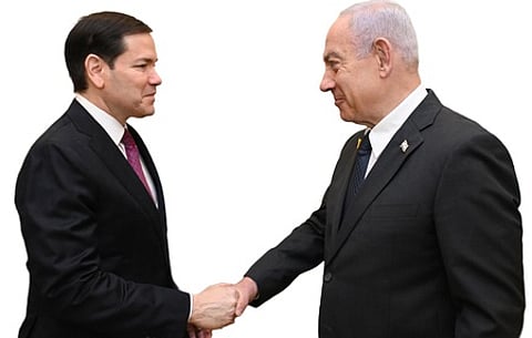 இஸ்ரேல் பிரதமா் பெஞ்சமின் நெதன்யாகுவை ஜெருசலேமில் திங்கள்கிழமை சந்தித்த அமெரிக்க வெளியறவுத் துறை அமைச்சா் மாா்கோ ரூபியோ. ~(..பெட்டிச் செய்திக்காக..)