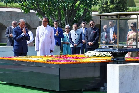Ramgoolam pays tribute to Mahatma Gandhi at Rajghat
