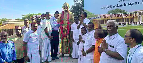 கி.ரா. உருவ சிலைக்கு மாலை அணிவித்து மரியாதை செலுத்திய மாவட்ட ஆட்சியர் க. இளம்பகவத், உடன் நகர் மன்ற தலைவர் கா. கருணாநிதி, கி.ரா. மகன்களான திவாகரன், பிரபாகரன் உள்ளிட்டோர்.