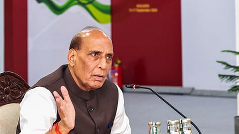 ராணுவ தளபதிகள் மாநாட்டில் செவ்வாய்க்கிழமை பங்கேற்றுப் பேசிய பாதுகாப்பு அமைச்சா் ராஜ்நாத் சிங்.