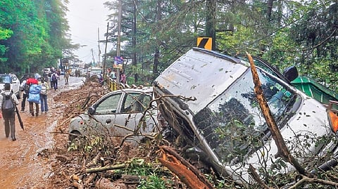 ஹிமாசல பிரதேச மாநிலம், சிம்லாவில் மழை வெள்ளத்தில் அடித்துச் செல்லப்பட்ட வாகனங்கள்.