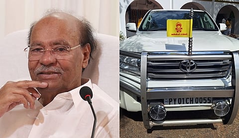 காரில் இருந்து பாமக கொடியை அகற்றிய ராமதாஸ்
